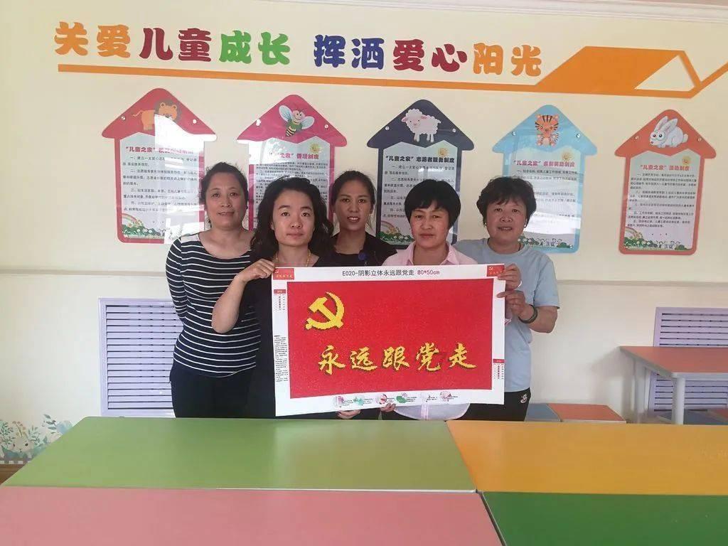 逃离海滩的女孩